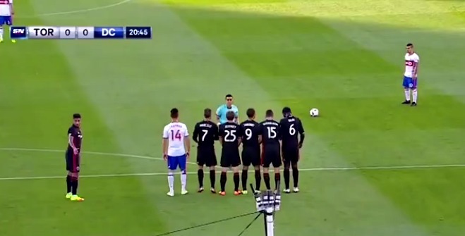 Cú đúp siêu phẩm sút phạt của