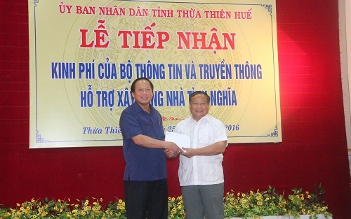 Bộ trưởng Trương Minh Tuấn trao kinh phí xây nhà tình nghĩa cho TT-Huế