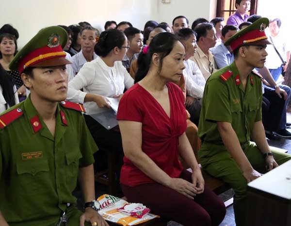 Hoa hậu quý bà Tuyết Nga run rẩy nhận 15 năm tù