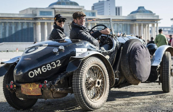 Thợ ô tô bay 24.000 km để thay lốp xe cho đại gia