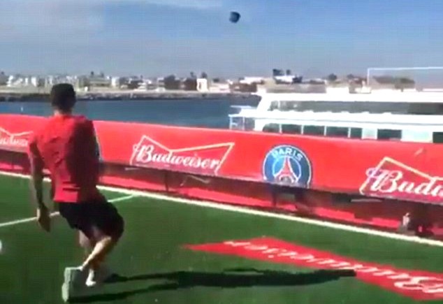 Di Maria lập siêu phẩm khó tin trên...du thuyền