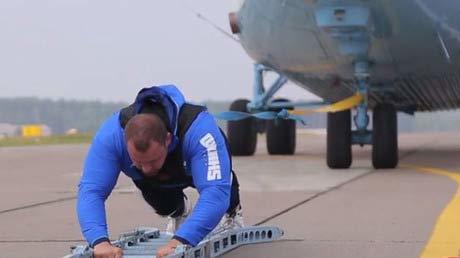 Xem lực sĩ Belarus một mình kéo máy bay 28 tấn