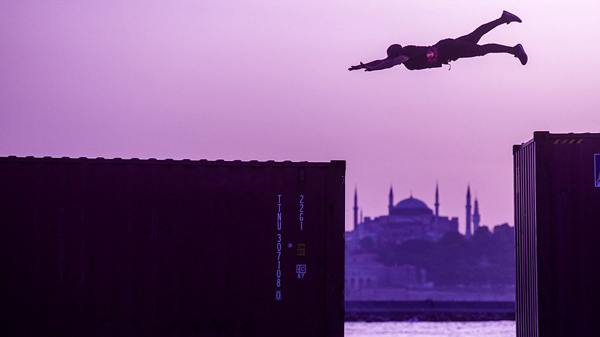 Màn vượt chướng ngại vật đùa với 'tử thần' gây kinh ngạc