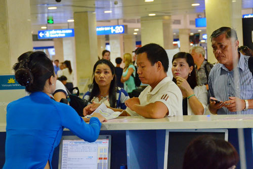 Lại đòi tăng giá, phí hàng không