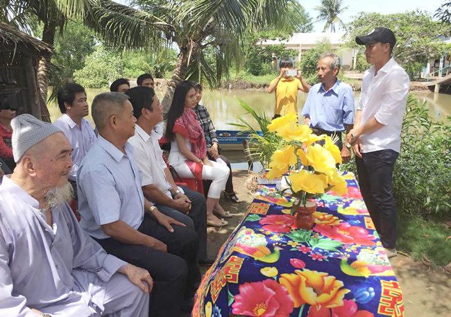 Vợ chồng Công Vinh xây cầu cho trẻ vùng sông nước