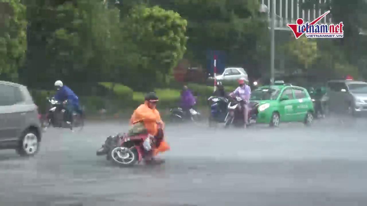 Bão số 1: Gió bão quật xe máy đổ hàng loạt