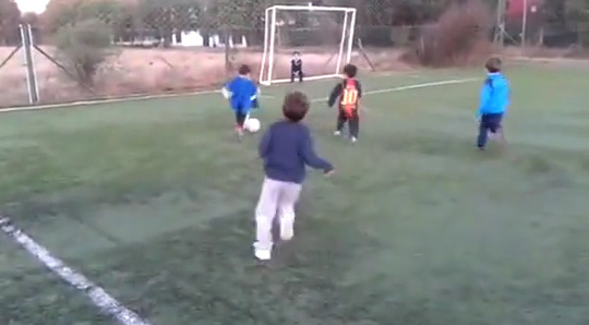 Con trai Messi đi bóng và ghi bàn giống hệt bố