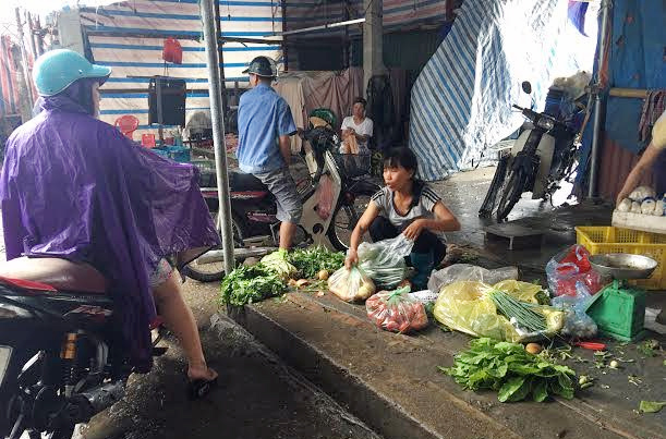 Bão càn quét, giá rau tăng gấp đôi