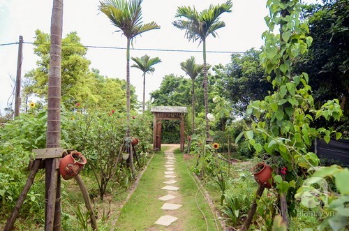 Lạc vào vườn hồng rộng 1300m² ngập tràn sắc hoa lãng mạn và yên bình ở Hà Nội
