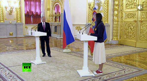 Nữ VĐV vô địch Olympic khóc nức nở khi gặp Tổng thống Putin