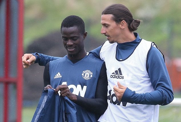 Ibrahimovic hừng hực khí thế trong buổi tập đầu tiên ở MU