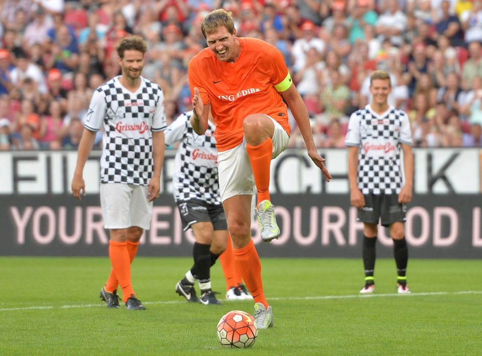 Phì cười với pha đá penalty kiểu Zaza của sao bóng rổ