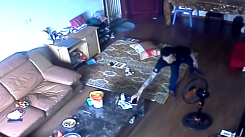 Lan truyền clip trộm lẻn vào chung cư lấy laptop, iPhone