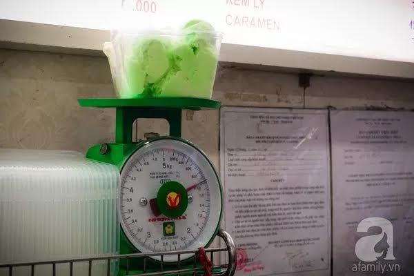 Hà Nội vẫn còn hàng kem cân huyền thoại, vừa rẻ vừa ngon