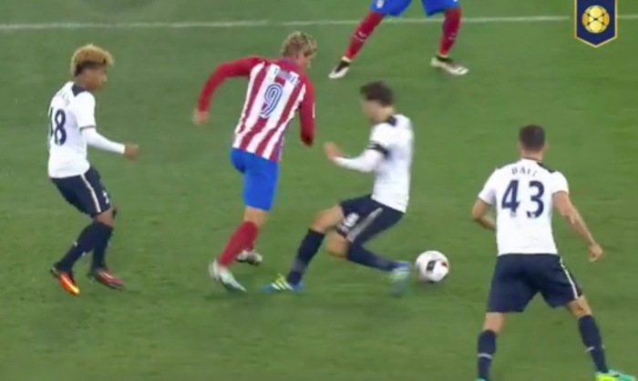 Xỏ háng trêu tức đối thủ, Torres bị