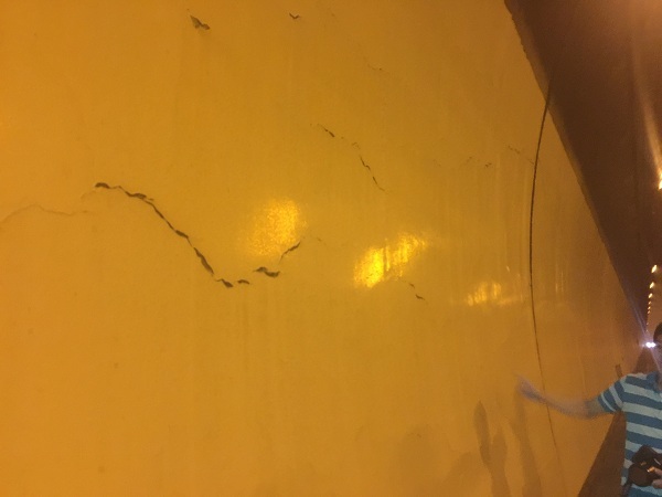 Vết nứt chằng chịt trong hầm đường bộ Hải Vân