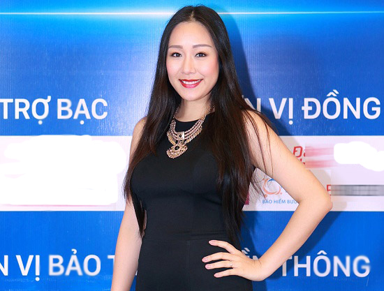 Ngô Phương Lan vác bụng bầu đi chấm Hoa hậu