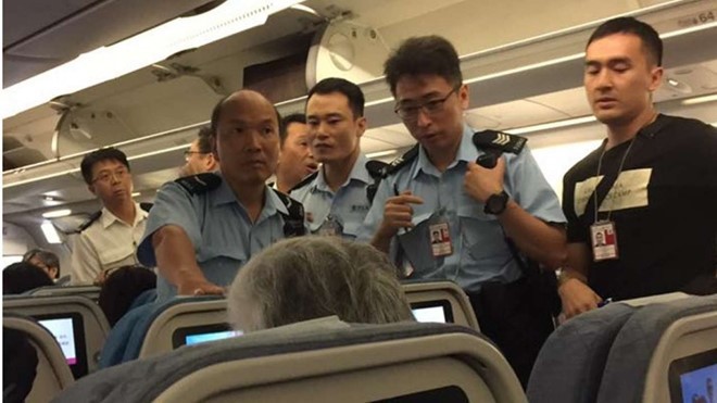 Hành khách Trung Quốc bị bắt vì hắt nước cam vào tiếp viên