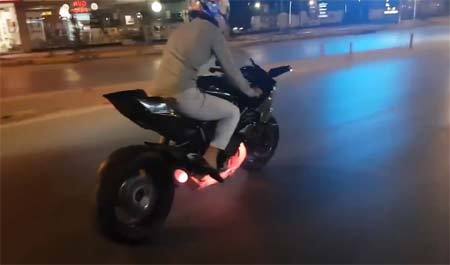 Siêu môtô H2R đại náo đường phố với màn đốt lốp và khạc lửa