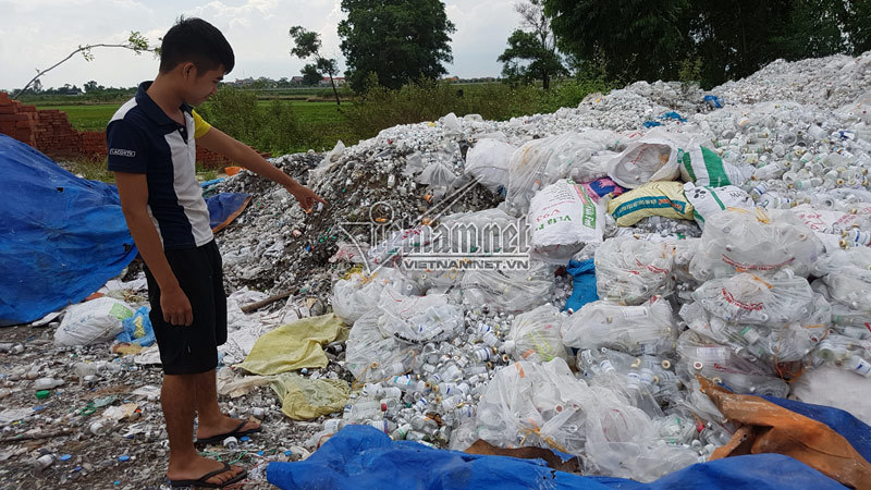 Núi rác thải y tế chình ình giữa làng