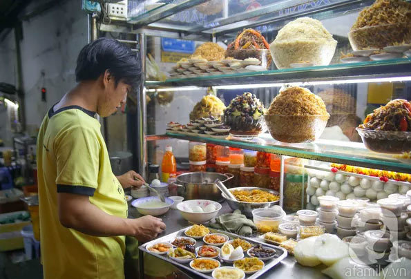 Cháo trắng Hàng Xanh - điểm ăn đêm thân quen của