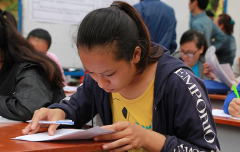 Ùn ứ vì xếp hàng chờ đăng ký xét tuyển online