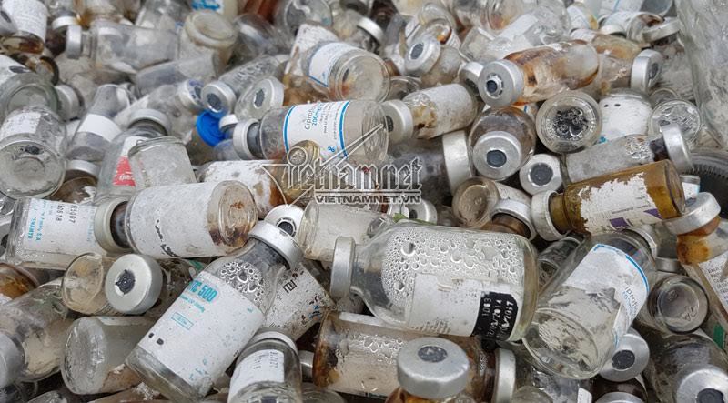 Núi rác thải y tế khổng lồ giữa làng chứa gì?