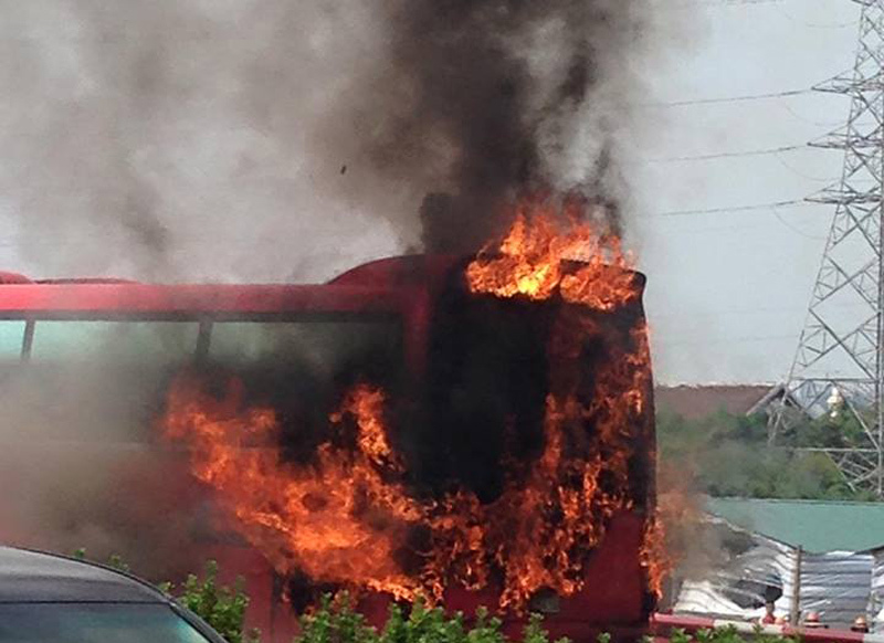 Xe khách cháy đùng đùng trên cao tốc Pháp Vân