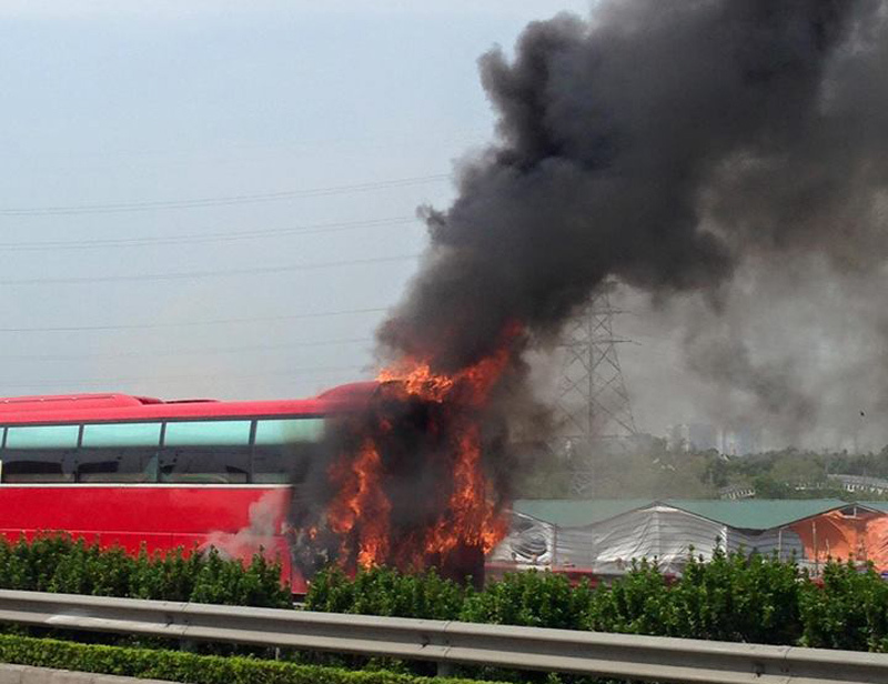Xe khách cháy trên cao tốc