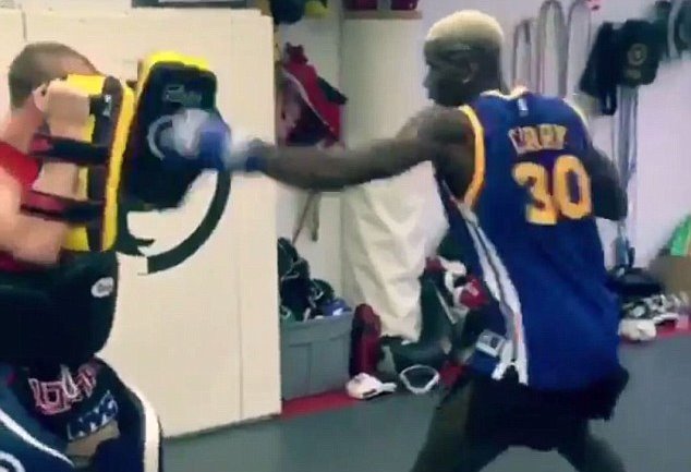 Pogba luyện đấm bốc chờ ngày ra mắt MU