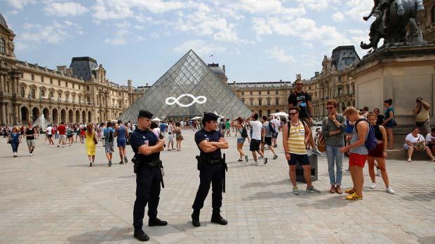 Hàng chục du khách Trung Quốc bị tấn công ở Paris
