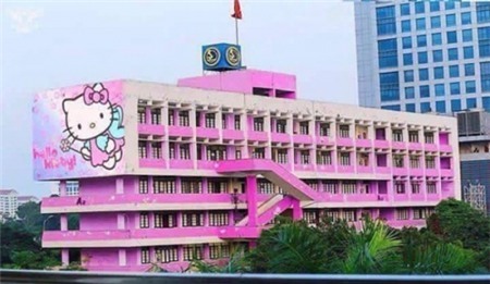 ĐH Giao thông Vận tải phủ sơn hồng, trang trí Hello Kitty đón SV mới?