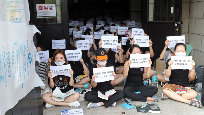 Sinh viên biểu tình 4 ngày phản đối hệ tại chức