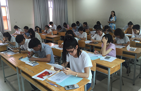 Hơn 2.600 thí sinh làm bài kiểm tra năng lực xét tuyển vào trường luật