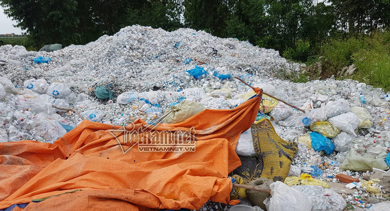 Bộ Y tế yêu cầu báo cáo khẩn vụ núi rác thải khổng lồ
