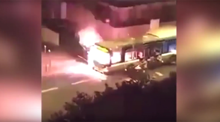 Xe buýt bị chặn đầu, đốt cháy bằng bom xăng ở Paris