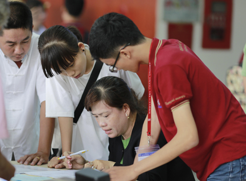 Miễn phí đăng kí xét tuyển trực tuyến vì khó thu