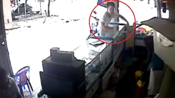 Trộm liên tiếp 2 chiếc điện thoại trước mặt chủ cửa hàng