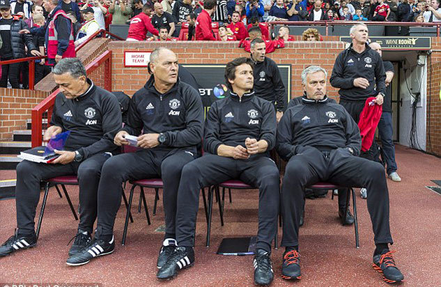 Vì sao Mourinho bị đẩy ra ngồi ghế nhựa ở Old Trafford?
