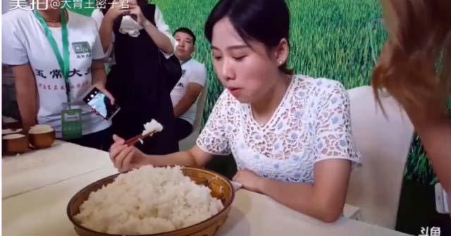 Xem cô gái xinh đẹp đánh bay tô cơm nặng 4kg