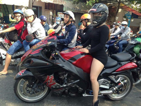 Những bóng hồng cưỡi 'quái vật', không lộ mặt vẫn gây sốt