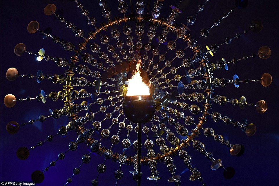 Cận cảnh màn châm đuốc ấn tượng ở lễ khai mạc Olympic 2016