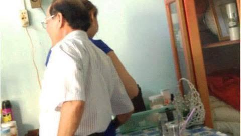 Phó GĐ Sở bị nhắc nhở vì 'ôm' nữ tạp vụ