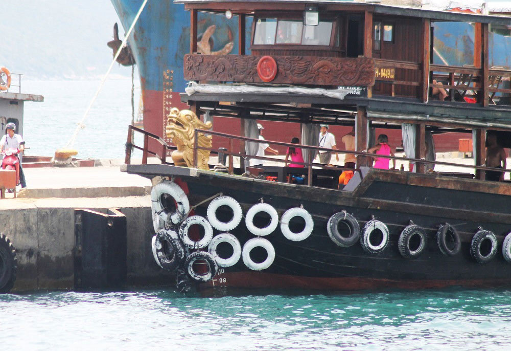 Tàu du lịch chìm trên Vịnh Nha Trang sau cú va chạm liên hoàn