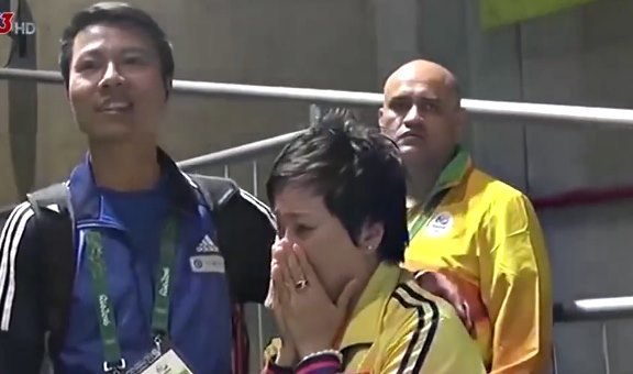 HLV của Hoàng Xuân Vinh bật khóc khi học trò giành HCV Olympic