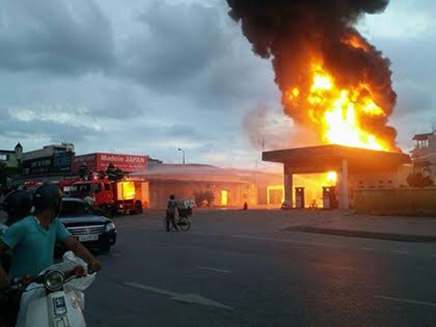 Náo loạn vì xe bồn bốc cháy cạnh cây xăng