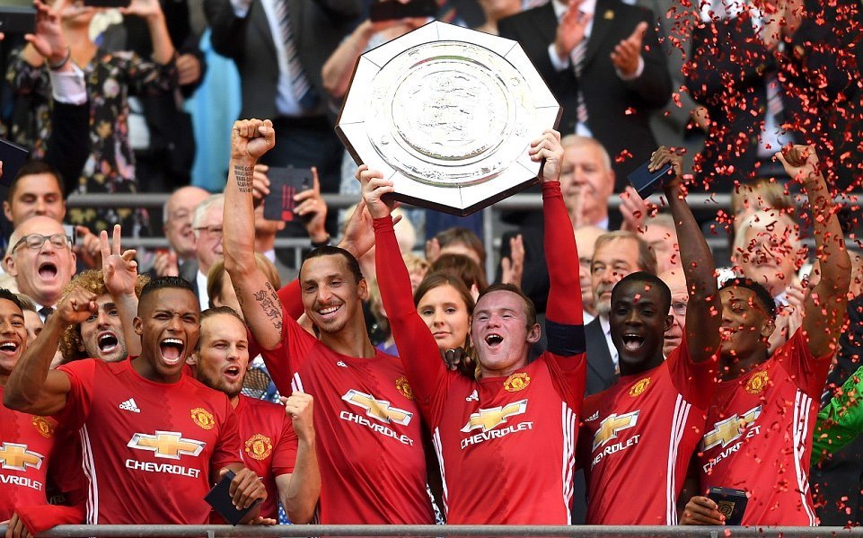 Ibrahimovic lóe sáng, Mourinho cùng MU đoạt Siêu cúp Anh