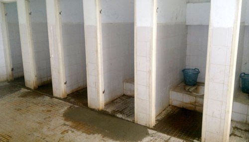 Sợ nhà vệ sinh trường bẩn, con nhịn tiểu, nhịn luôn cả uống nước