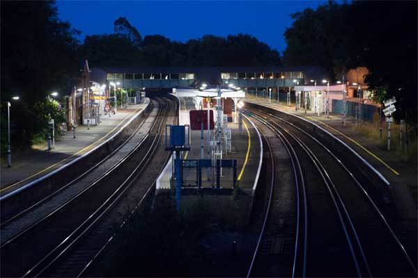 Thò ra cửa sổ, thanh niên bị tàu hỏa 'phạt' đứt đầu