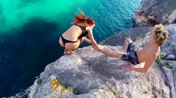10 clip 'nóng': Hotgirl bị bạn trai hất xuống biển